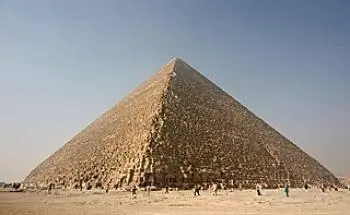 Pirâmide quadrangular: número de arestas, vértices e volume