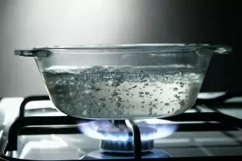 A que temperatura a água ferve?